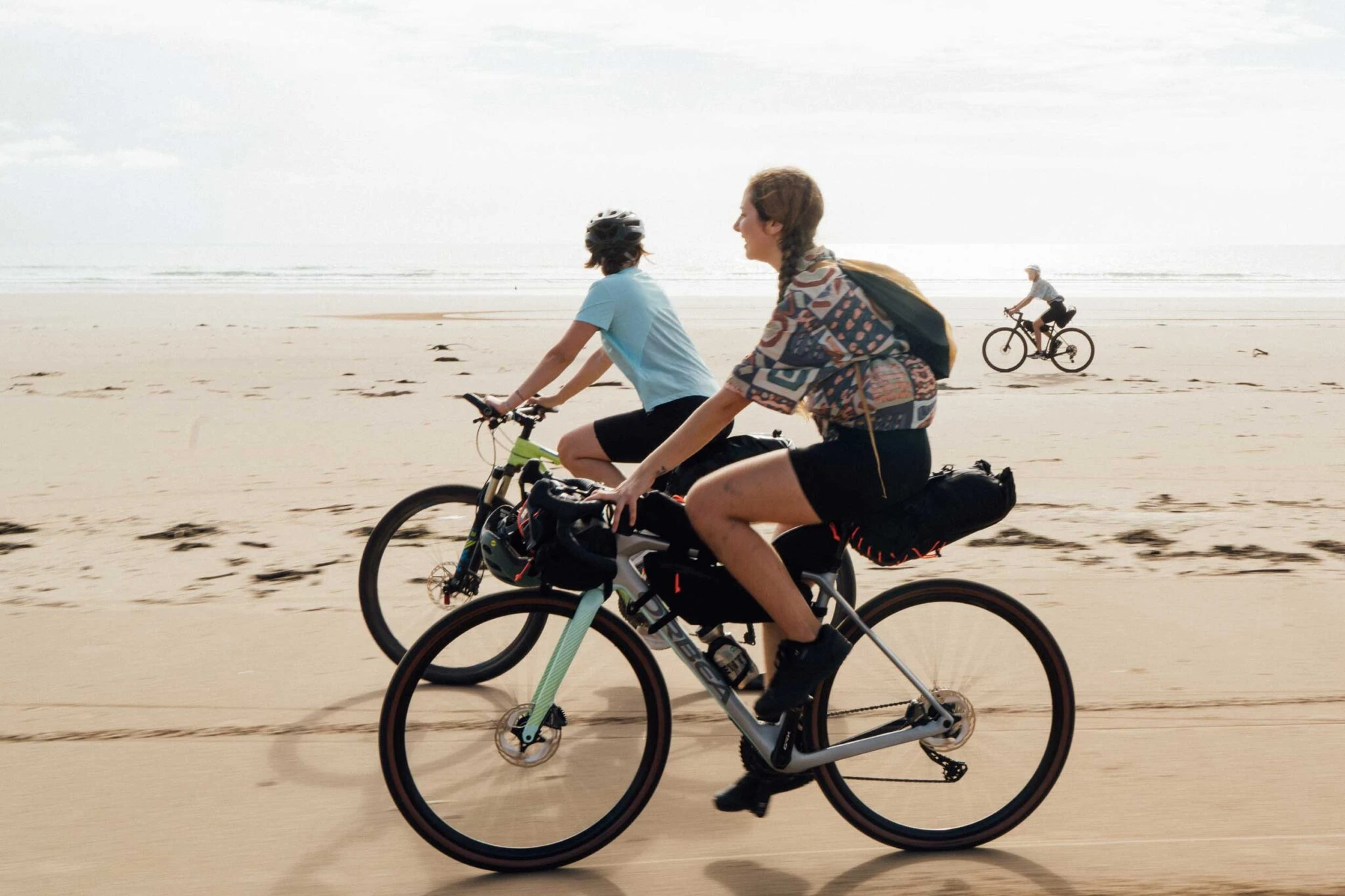 voyage vélo entre amis au bord de l'eau