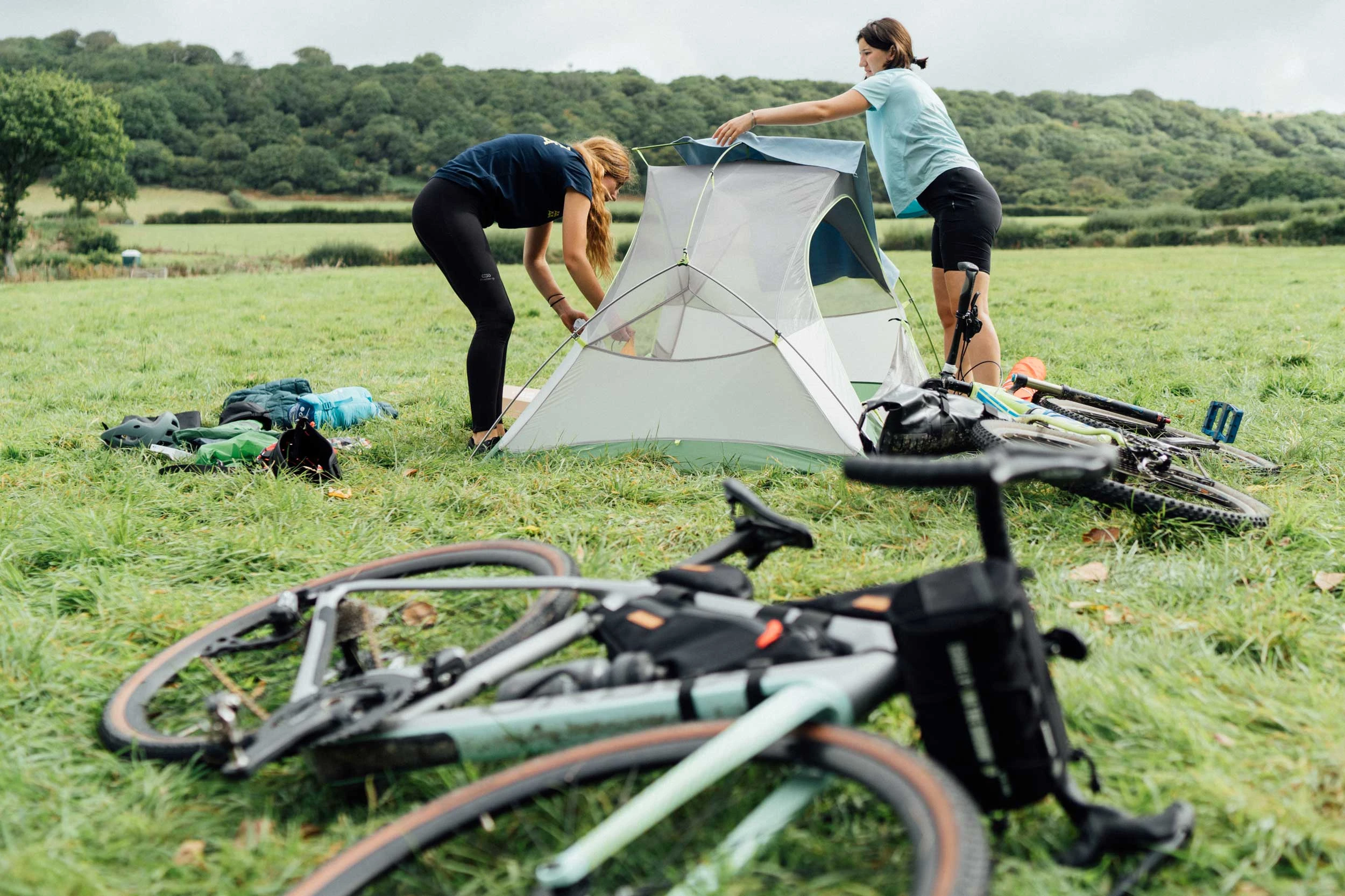 montage tente lors d'un treck vélo